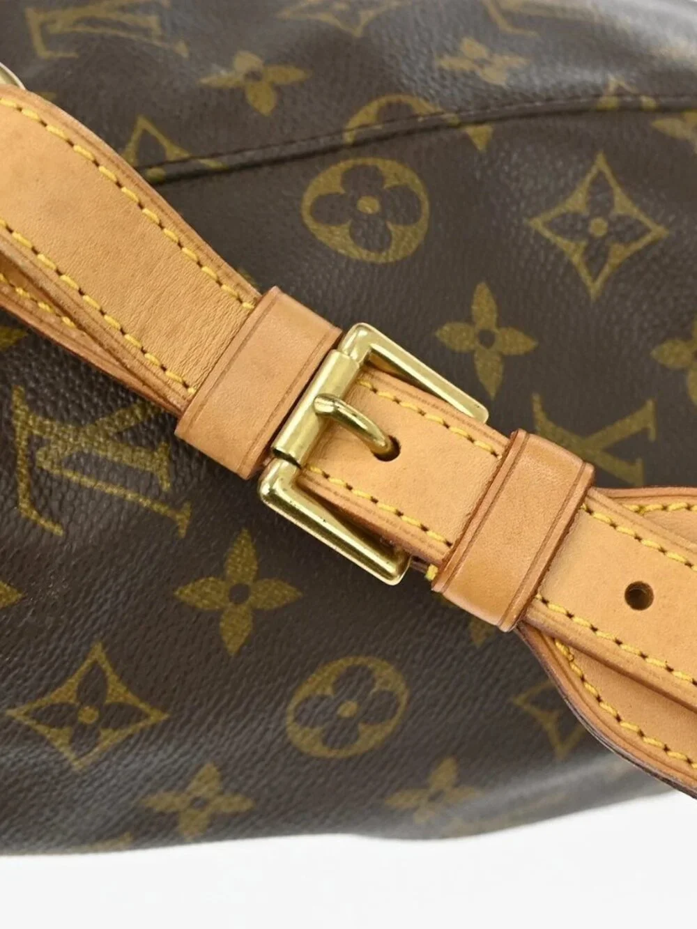 Louis Vuitton outside 	ab